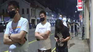 Video: Người dân xếp hàng dài chờ cắt tóc trước khi gia hạn cách ly ở Singapore