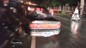 Video: Xe ôtô tông xe cứu hộ đang kéo theo 2 xe biển số xanh