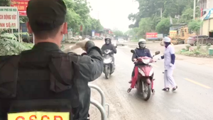 Video: Túc trực 24/24 đo thân nhiệt cho gần 10.000 tài xế ở cửa ngõ Hà Nội