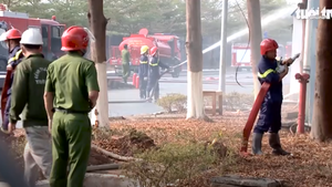 Video: Cháy lớn kho chứa hơn 10 tấn hạt điều, phá tường để dập lửa