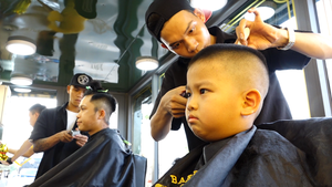 Video: Tiệm cắt tóc di động trả tiền 'tùy tâm' ở Sài Gòn