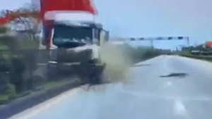 Video: Container nổ lốp kinh hoàng trên quốc lộ