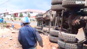 Video: Xe đầu kéo bị lật nhào, tài xế và phụ xe thoát chết