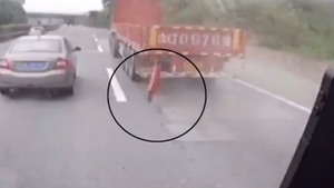 Video: Thanh sắt bay khỏi xe đầu kéo, đâm thủng kính xe buýt