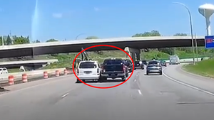 Video: Hai ôtô dàn hàng ngang, tranh đường nguy hiểm trên cao tốc