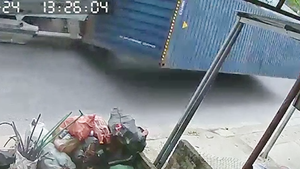 Video: Thùng container văng khỏi xe vì ôm cua ẩu