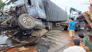 Video: Xe container tông lật xe tải, quốc lộ 1 ùn tắc gần 10km