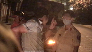 Video: Chủ xe Camry say xỉn hù dọa CSGT 'ngày mai mày chết với tao'
