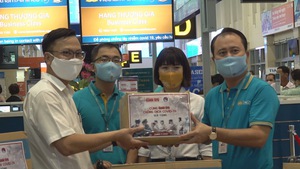 Cùng Tuổi Trẻ chống dịch COVID-19: Tặng trang thiết bị y tế cho nhân viên hàng không