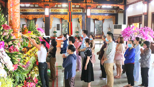 Video: Người dân Sài Gòn xếp hàng, đeo khẩu trang chờ tới lễ Phật