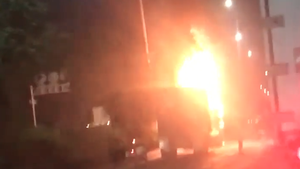 Video: Container đang chạy bốc cháy dữ dội trên quốc lộ