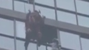 Video: Đu dây cứu bé gái kẹt ở ban công tầng 13