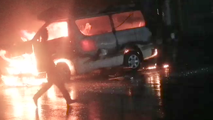 Video: Xe cấp cứu bốc cháy dữ dội, 7 người bị thương nặng