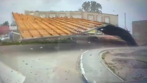 Video: Gió mạnh thổi bay nguyên khối mái tôn xuống đường