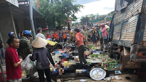 Video: Khoảnh khắc xe tải mất lái lao thẳng vô chợ, nhiều người chết