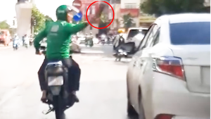 Video: Bị nhổ nước bọt vì không nhường đường, tài xế xe máy ném gạch vào ôtô