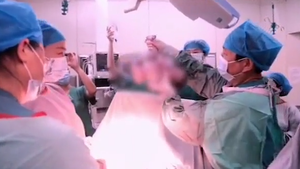 Video: Cặp sinh đôi chào đời cách nhau 10 năm từ phôi thai đông lạnh