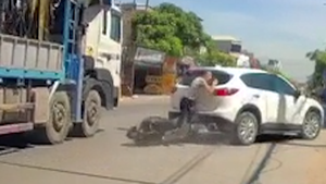 Video: Nam thanh niên không đội nón bảo hiểm đâm mạnh vào đuôi ôtô