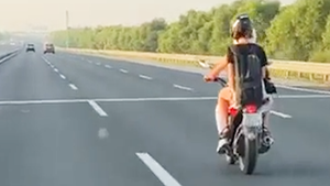 Video: Người nước ngoài chạy xe máy trên cao tốc