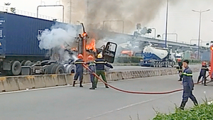 Video: Xe đang chạy trên đường bốc cháy dữ dội, tài xế tháo thùng container để cứu hàng