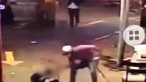 Video: Nhóm thanh niên đuổi chém người dã man trên đường