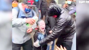 Video: Cảnh sát ở Washington xịt hơi cay vào mặt một bé gái đi biểu tình