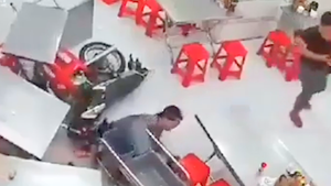 Video: Đang vặn tay ga sửa xe, chiếc xe tuột chạy vào quán ăn đâm người bị thương