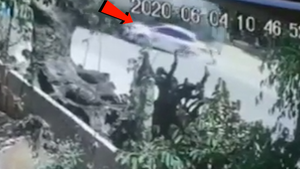 Video: Khoảnh khắc kinh hoàng xe tải lật 'vò nát', làm 4 người thương vong