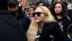 Video: Nữ hoàng nhạc pop Madonna chống nạng đi biểu tình