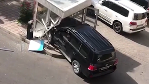 Video: Tài xế say xỉn lái ôtô tông sập phòng bảo vệ