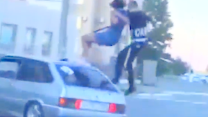 Video: Cặp đôi đứng trên nóc ôtô bị ngã nhào xuống đường phố