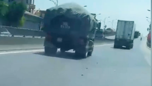 Video: Khoảnh khắc xe tải chở đá rơi vãi xuống đường