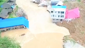 Video: Mưa lớn khiến một ngôi làng bị xóa sổ, 10 người chết và mất tích ở Trung Quốc