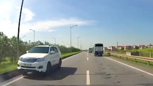 Video: Tài xế chạy ngược chiều trên cao tốc Hà Nội -Thái Nguyên