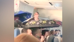 Video: Máy bay bị dột, nước nhỏ ướt nhiều hàng ghế khiến hành khách phải dùng dù che