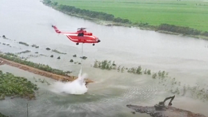 Video: Khẩn cấp sử dụng trực thăng để đắp đê chắn lũ