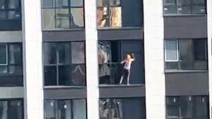 Video: Người phụ nữ trèo ra ban công tầng 17 để lau cửa sổ