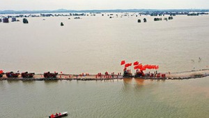 Video: Vá thành công đê Trung Châu, nơi sạt lở khiến 15 ngôi làng chìm trong lũ ở Trung Quốc