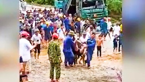 Video: Lũ quét bất ngờ ở Hà Giang, tài xế xe ben bị cuốn xuống suối tử vong