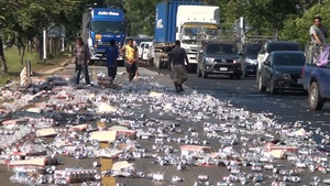 Video: Tài xế đánh lái khiến hàng trăm lon bia rơi xuống đường