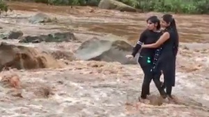 Video: Hai cô gái mắc kẹt giữa dòng lũ vì mải mê chụp ảnh 'tự sướng'