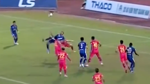 Video: Xem lại pha tung người ghi bàn thắng tuyệt đẹp của cầu thủ Quảng Nam