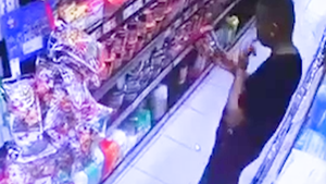 Video: Nghi vấn người đàn ông bôi nước bọt lên thực phẩm trong siêu thị tại Đà Nẵng