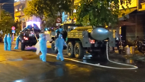 Video: Xe quân đội phun khử trùng các khu vực phong tỏa ở Đà Nẵng