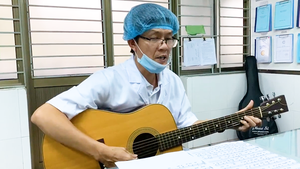 Video: Xúc động bác sĩ đàn hát 'Đà Nẵng ngày bão giông'