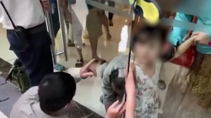 Video: Giải cứu bé gái bị kẹt cánh tay vào cửa kính cường lực