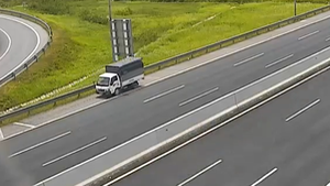 Video: Nữ tài xế lái xe tải chạy lùi 1km trên cao tốc Hà Nội - Hải Phòng