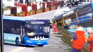 Video: Khoảnh khắc xe chở học sinh đi thi đại học lao xuống hồ, khiến 21 người chết