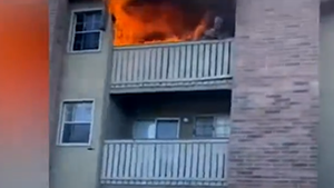 Video: Cựu cầu thủ lao người ôm cháu bé được thả xuống từ tầng 3 của một căn hộ đang cháy