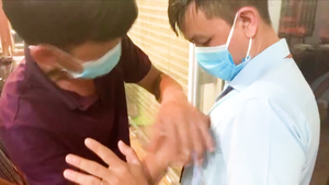 Video: Dúi phong bì vào túi tổ kiểm tra vì lỡ tụ tập ăn nhậu trong 'mùa dịch COVID-19'
